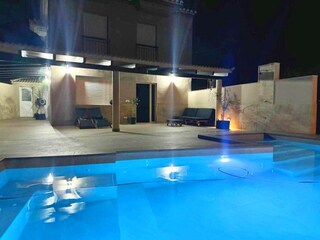 die Poolterrasse bei Nacht