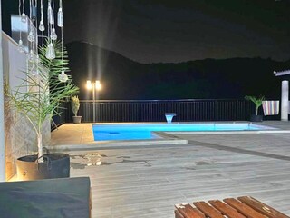 gemütliche Stunden am beleuchteten Pool