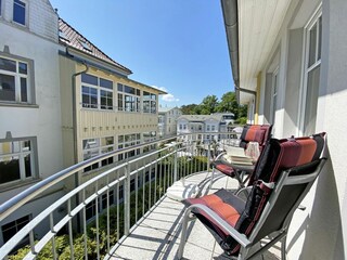 bestuhlter Balkon in ruhiger Lage
