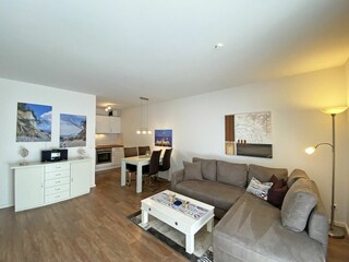 Wohnzimmer mit Couch und Esstisch