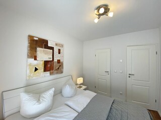 Schlafzimmer mit begehbarem Kleiderschrank