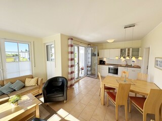 Küchenzeile mit diversen Küchenutensilien