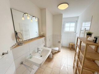 Badezimmer mit WC und Waschbecken