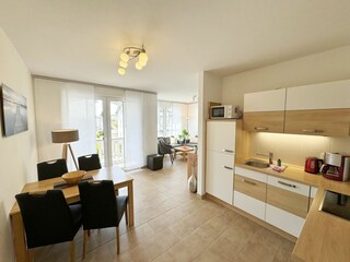 Küchenzeile mit angrenzendem Essplatz