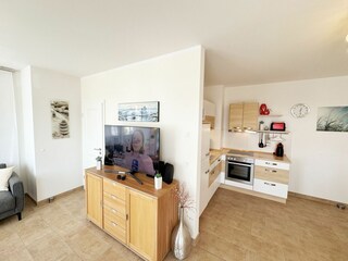 Wohnbereich mit angrenzender Küchenzeile