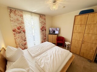 Schlafzimmer mit TV