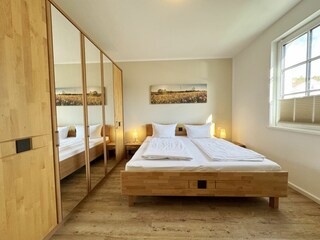 1. Schlafzimmer mit Doppelbett und Kleiderschrank