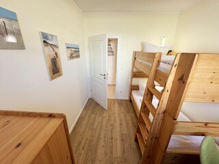 3. Schlafzimmer mit Etagenbett und Schreibtisch