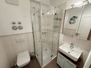 innenliegendes Badezimmer mit Dusche