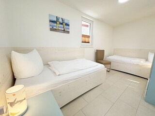 1. Schlafzimmer mit Nachttischablagen