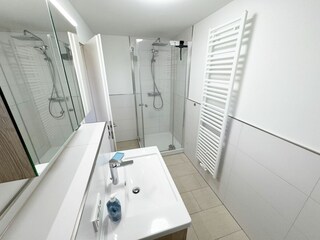 Tageslichtbad mit Regen-Dusche und Echt-Glasabtrennung