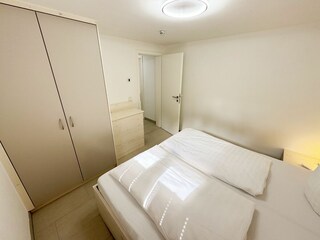 2. Schlafzimmer mit Kleiderschrank