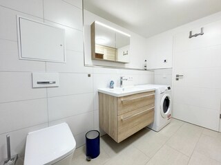 2. Tageslichtbad mit ebenerdiger Dusche