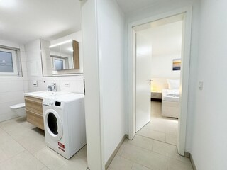 Blick zum Schlafzimmer und Badezimmer im Untergeschoss