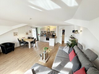 gemütlicher Wohn-und Essbereich mit Küchenzeile