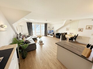 gemütlicher Wohn-und Essbereich mit Küchenzeile