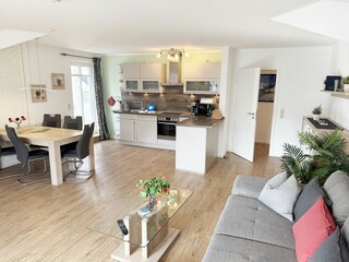 gemütlicher Wohn-und Essbereich mit Küchenzeile