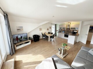 gemütlicher Wohn-und Essbereich mit Küchenzeile