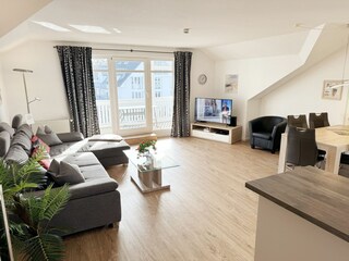 gemütlicher Wohn-und Essbereich mit Küchenzeile