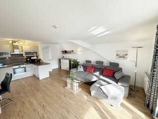 gemütlicher Wohn-und Essbereich mit Küchenzeile