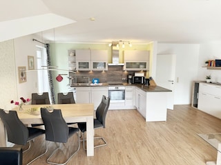 Essbereich mit moderner Küchenzeile