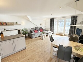 gemütlicher Wohn-und Essbereich mit Küchenzeile