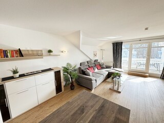 Wohnbereich mit Couch und Sideboard