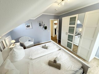 1. Schlafzimmer mit Doppelbett und Kleiderschrank