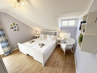 1. Schlafzimmer mit Doppelbett und Kleiderschrank