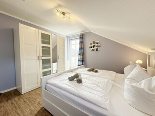 1. Schlafzimmer mit Doppelbett und Kleiderschrank