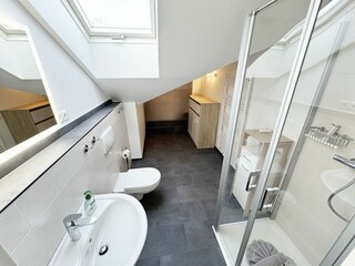 Badezimmer mit Dusche