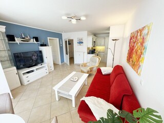 Wohnbereich mit Anrichte und Smart-TV