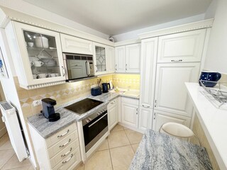 offene Wohnküchenzeile mit kleinem Essplatz