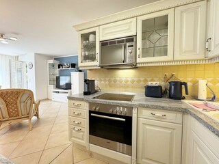 offene Wohnküchenzeile mit vielen Küchenhelfern