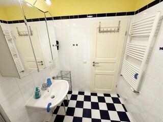 innenliegendes Bad mit Waschbecken und WC