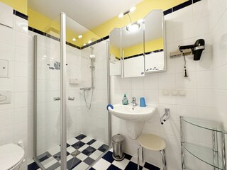 innenliegendes Bad mit Dusche und Waschbecken