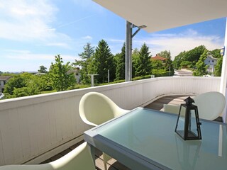 bestuhlter Balkon mit Blick ins Grüne