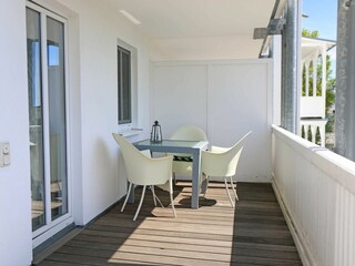 bestuhlter Balkon in ruhiger Lage