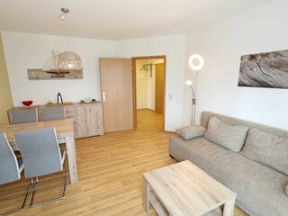 Wohnzimmer mit gemütlicher Couch