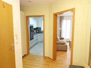 Flur mit Blick ins Wohnzimmer und in die Küche