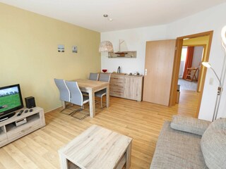 Wohnzimmer mit TV und Esstisch