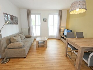 Wohnzimmer mit Couch und TV