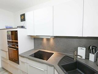 moderne Küchenzeile mit Ceranfeld