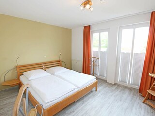 Schlafzimmer mit Doppelbett