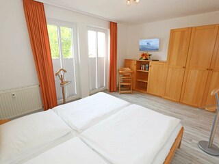Schlafzimmer mit Kleiderschrank
