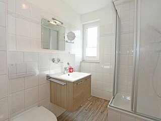 Badezimmer mit Dusche, WC und Waschbecken