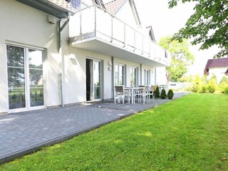 bestuhlte Terrasse mit Blick ins Grüne