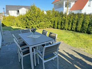Terrasse mit Bestuhlung der Wohnung 01