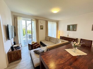 großzügiges Wohnzimmer mit Esstisch, Küche und Couch