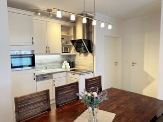 Esstisch und moderne Küchenzeile